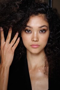00023-tom-ford-spring-2023-ready-to-wear-beauty-credit-gorunway.thumb.jpg.b9bad0d5aeb83e41340e2e7cfff87010.jpg