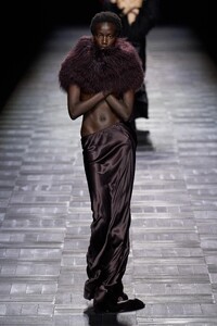 00025-ann-demeulemeester-fall-2023-ready-to-wear-credit-gorunway.thumb.jpg.2fe7ea2781a37669cde39cfa7b5ce67d.jpg