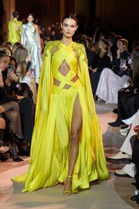 00025-zuhair-murad-spring-2023-couture-gorunway.thumb.jpg.fdba2302d37171f8fdec9531b52ee4b7.jpg