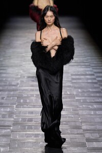 00026-ann-demeulemeester-fall-2023-ready-to-wear-credit-gorunway.thumb.jpg.933adbdcf0eb3b0f28ddd5d57780d9ac.jpg