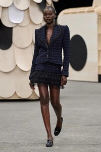 00026-chanel-spring-2023-couture-gorunway.thumb.jpg.13fdc42e1876290a36a3ea1cd619c280.jpg