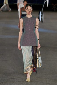 00026-tory-burch-spring-2023-ready-to-wear-credit-gorunway.thumb.jpg.2c49da6d74967e27fb36b41d1171fc7e.jpg