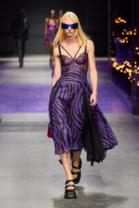 00027-versace-spring-2023-ready-to-wear-credit-gorunway.thumb.jpg.c6211a2239cb874a85bc5174309d81c4.jpg