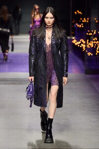 00028-versace-spring-2023-ready-to-wear-credit-gorunway.thumb.jpg.2682c6dc658d325c02f0cdfad3fddfdc.jpg