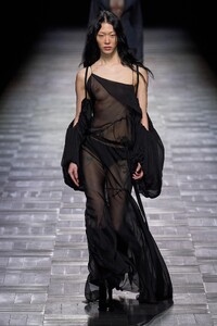 00029-ann-demeulemeester-fall-2023-ready-to-wear-credit-gorunway.thumb.jpg.f41c0e26bf291f3f0bba2e7a127327a5.jpg