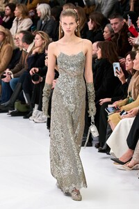 00029-fendi-spring-2023-couture-credit-gorunway.thumb.jpg.29fc168be2c359610340e43694132e73.jpg