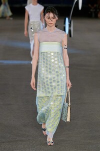 00029-tory-burch-spring-2023-ready-to-wear-credit-gorunway.thumb.jpg.a8127b3831b70cba96d2d260ca980104.jpg