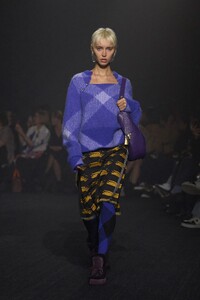 00030-burberry-fall-2023-ready-to-wear-credit-brand.thumb.jpg.8e7efac35bbb877c733ef7753bdf2e65.jpg