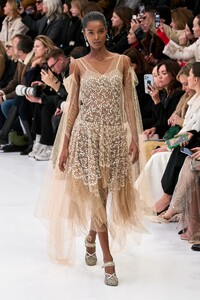 00031-fendi-spring-2023-couture-credit-gorunway.thumb.jpg.71cfe458090fe85a4efc0eacc5356d71.jpg