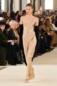 00031-schiaparelli-spring-2023-couture-gorunway.thumb.jpg.f7557fc439aa9c000f7312b4c1fcc2d1.jpg