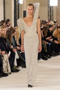 00032-schiaparelli-spring-2024-couture-credit-gorunway.thumb.webp.fa35e16fae9cf9e82d86c9249ecc8344.webp