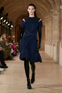 00033-victoria-beckham-spring-2023-ready-to-wear-credit-gorunway.thumb.jpg.279f5617c1ff37985b2fb7c05a1092ca.jpg