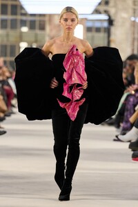 00034-alexandre-vauthier-spring-2023-couture-credit-gorunway.thumb.jpg.d751977ab1deb0c08fcb32745f534c95.jpg