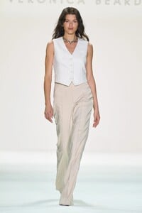 00035-veronica-beard-spring-2023-ready-to-wear-credit-gorunway.thumb.jpg.2acf1306ce2d39a93b090c8fad22af06.jpg