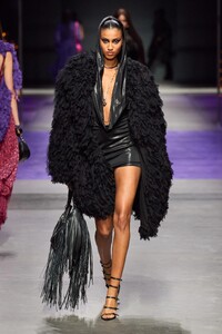 00036-versace-spring-2023-ready-to-wear-credit-gorunway.thumb.jpg.203d9707a776c2dbeb69b76480a52888.jpg