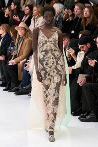00037-fendi-spring-2023-couture-credit-gorunway.thumb.jpg.690440ea67284ea0cee55b5910213329.jpg