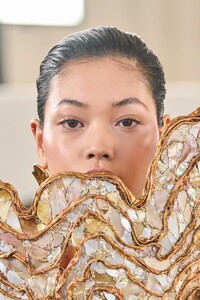 00037-schiaparelli-spring-2023-couture-detail-gorunway.thumb.jpg.2336132bdb4e699328e2cca381bb48f5.jpg