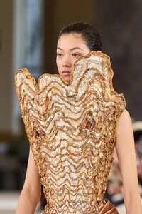 00038-schiaparelli-spring-2023-couture-detail-gorunway.thumb.jpg.4886a35f702a1d6845845fd4b31271f5.jpg