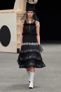 00040-chanel-spring-2023-couture-gorunway.thumb.jpg.27d37b758fcdda8a426ff05c31e5b43d.jpg