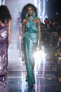 00041-tom-ford-spring-2023-ready-to-wear-credit-gorunway.thumb.jpg.bf0bf2a6c7667f265121ae168ac5c743.jpg