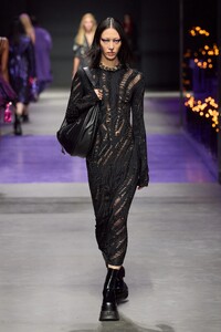 00041-versace-spring-2023-ready-to-wear-credit-gorunway.thumb.jpg.a5dbd7275ced07d799125c6a35d63a24.jpg