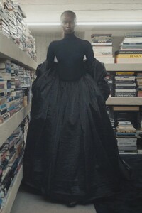 00047-alaia-fall-2023-ready-to-wear-credit-brand.thumb.jpg.fd44b381a14b7607553b86c0e3b7e709.jpg