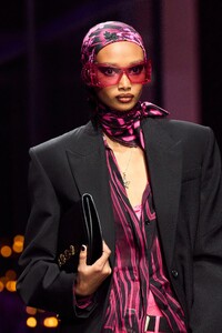 00050-versace-spring-2023-ready-to-wear-details-credit-gorunway.thumb.jpg.5e27bad95ed995f3c8d831fa328a3baa.jpg