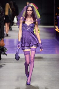 00051-versace-spring-2023-ready-to-wear-credit-gorunway.thumb.jpg.e061a123c4309db95c678cdc4233fa24.jpg
