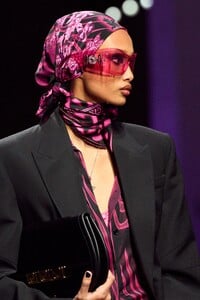 00051-versace-spring-2023-ready-to-wear-details-credit-gorunway.thumb.jpg.aefe82fc00d678a01b3c91c0fcff6cd0.jpg