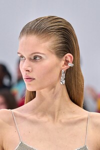 00053-fendi-spring-2023-couture-detail-credit-gorunway.thumb.jpg.be282a07b3d59931165c4f67851764e5.jpg