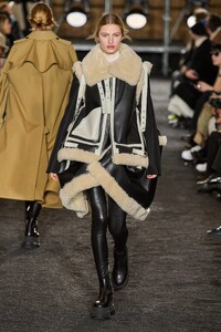 00054-sacai-fall-2023-menswear-credit-gorunway.thumb.jpg.64d4c8a15a7eec423a9d3d7b9f5fdfda.jpg