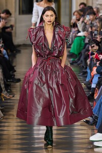 00067-andreas-kronthaler-for-vivienne-westwood-fall-2023-ready-to-wear-credit-gorunway.thumb.jpg.8423403c29944c592f8c84dee0dc24d4.jpg