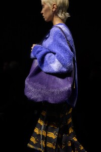 00069-burberry-fall-2023-ready-to-wear-details-credit-brand.thumb.jpg.ae35bcb211d91561674e0594e42e7e8e.jpg
