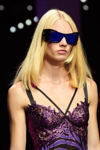00074-versace-spring-2023-ready-to-wear-details-credit-gorunway.thumb.jpg.c99ee8ac613d4d7011f2d55b900c3931.jpg