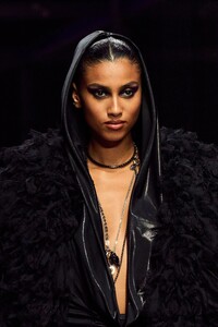 00093-versace-spring-2023-ready-to-wear-details-credit-gorunway.thumb.jpg.14d1f1f680cdbcfcb160ad076deba1db.jpg