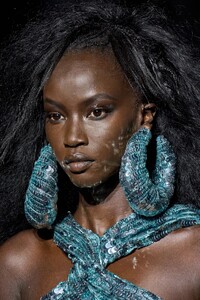 00102-tom-ford-spring-2023-ready-to-wear-details-credit-gorunway.thumb.jpg.b7bf3d5c3e6b3c5e896d7256b3b1cf58.jpg
