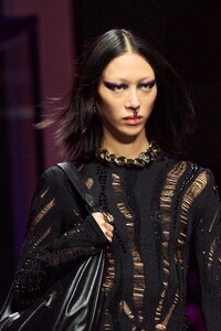 00106-versace-spring-2023-ready-to-wear-details-credit-gorunway.thumb.jpg.0a042cd09ef0b5c88bd5a9d14725b485.jpg