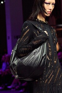 00107-versace-spring-2023-ready-to-wear-details-credit-gorunway.thumb.jpg.911b89da8f9e25fc1207b151fe65d05c.jpg
