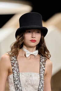 00111-chanel-spring-2023-couture-detail-gorunway.thumb.jpg.0cf095841ff9d267f2cfcd18fa42bedd.jpg