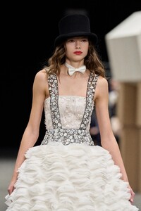 00112-chanel-spring-2023-couture-detail-gorunway.thumb.jpg.1ea02267c7bdbeb5fd2831b7b4c717a4.jpg