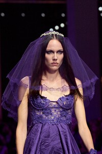 00138-versace-spring-2023-ready-to-wear-details-credit-gorunway.thumb.jpg.ad1f4d3ff7c5e5feb621a21580bff2ef.jpg