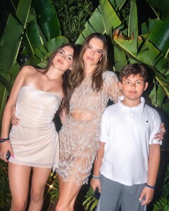 [2024.01.02] alessandraambrosio_414938089_18409546888000670_9059415549497830714_n.jpg