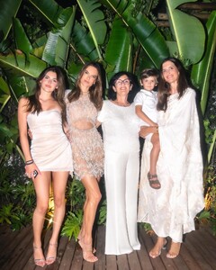 [2024.01.02] alessandraambrosio_415472301_18409546912000670_8462201271583517182_n.jpg