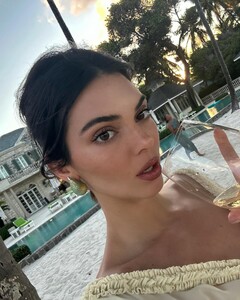 [2024.01.03] kendalljenner_416157355_1072154397267911_9159361651115815639_n.jpg