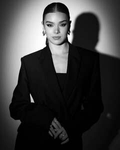 [2024.01.08] haileesteinfeld_417485541_763296455828447_498156646792744897_n.jpg