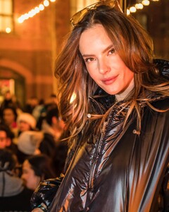 [2024.01.14] alessandraambrosio_418475854_18411755284000670_433366232432335592_n.jpg