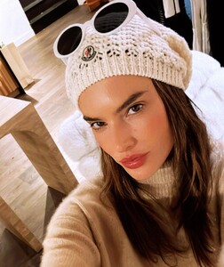 [2024.01.16] alessandraambrosio_420180960_18412124665000670_1368126611097226435_n.jpg