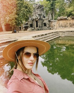 [2024.01.25] alessandraambrosio_422245892_18413744584000670_8660253463993354530_n.jpg