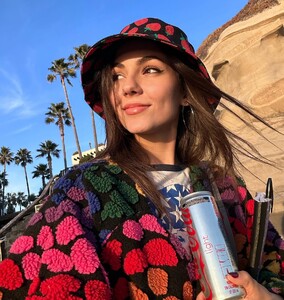 [2024.01.25] victoriajustice_421035969_426176493070063_7969690357819070726_n.jpg
