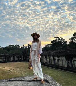 [2024.01.28] alessandraambrosio_424532949_18414185449000670_838774239121970228_n.jpg